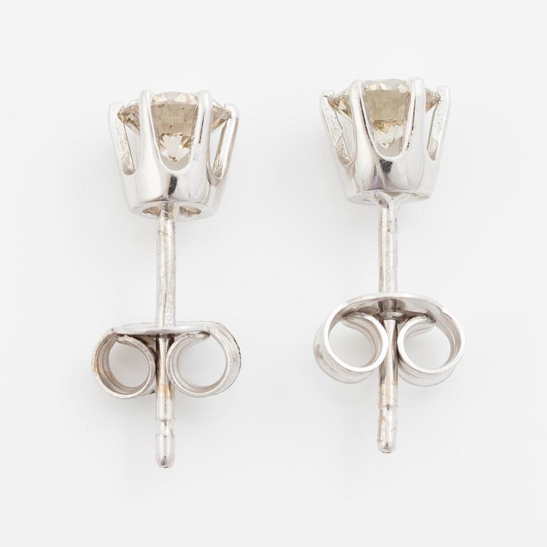 Örhängen, ett par, 14K vitguld med bruntonade briljantslipade diamanter.