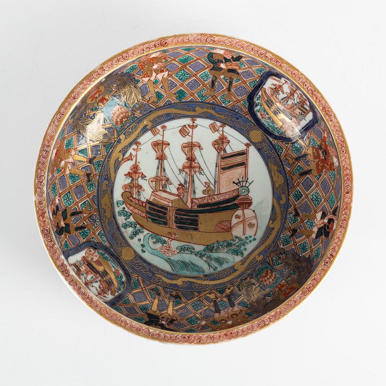 A Japanese Nanban imari bowl, Meiji (1868-1912).