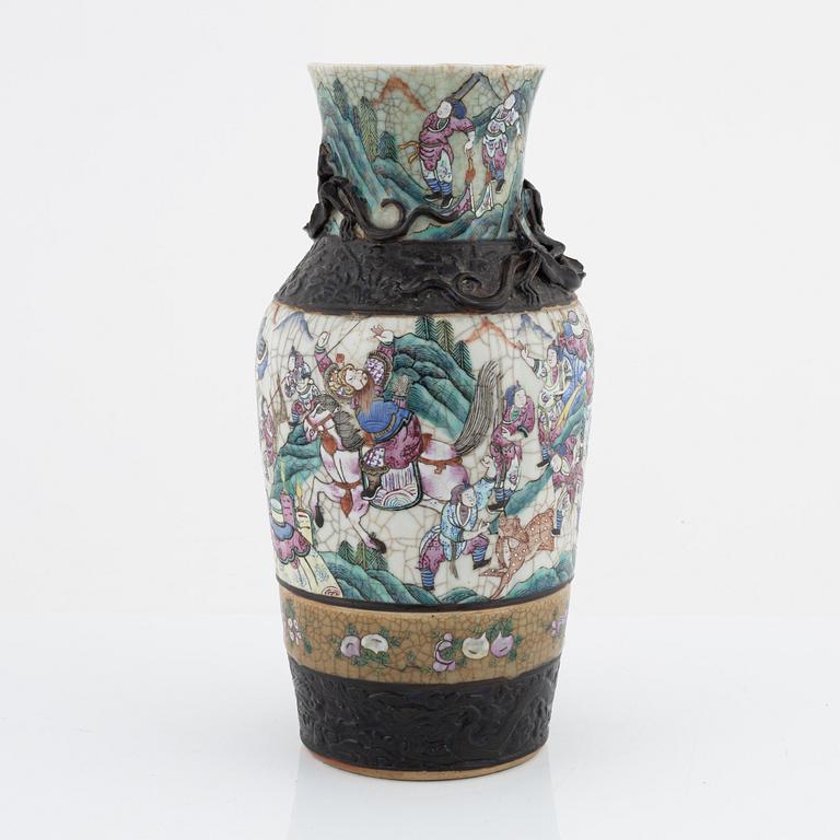 A Chinese porcelain vase and a Japanese Ming-style bowl, around the year 1900.