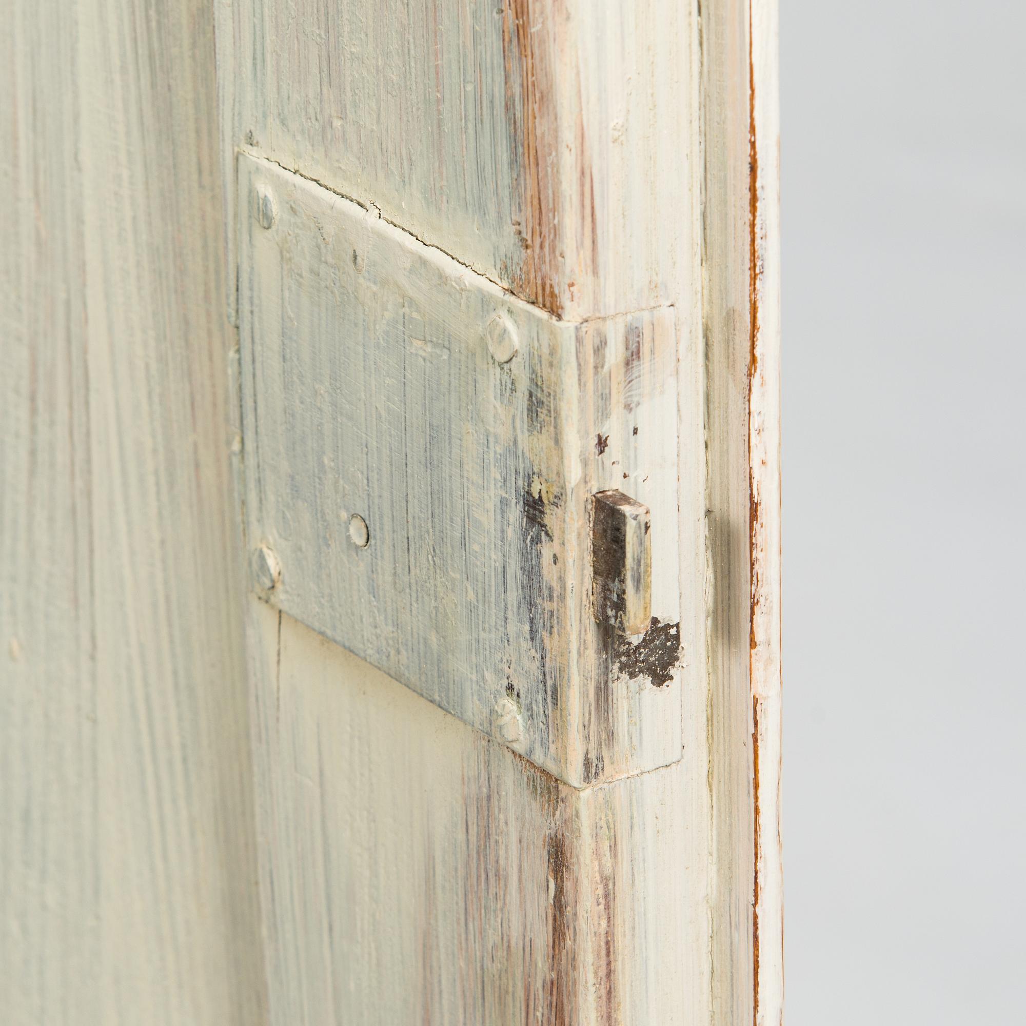 A Gustavian corner cabinet, late 18th century.