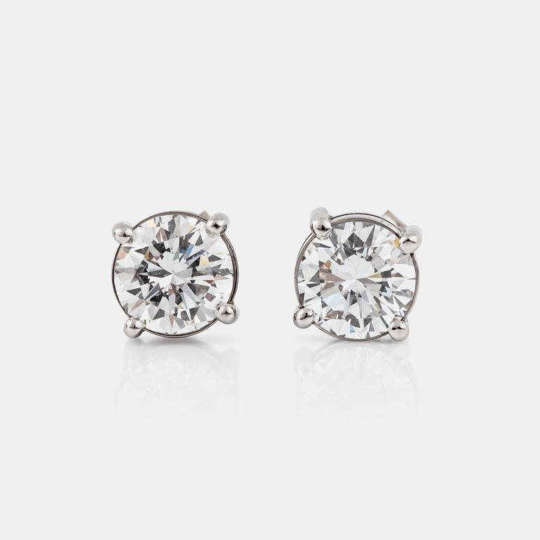 ÖRHÄNGEN med briljantslipade diamanter, ca 1.44 ct samt 1.35 ct, kvalitet ca E-F/VVS1 - VVS2.