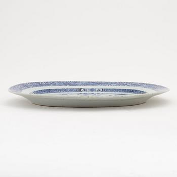 A blue and white Chinese Export serving dish, Qing dynasty, Qianlong (1736-95).