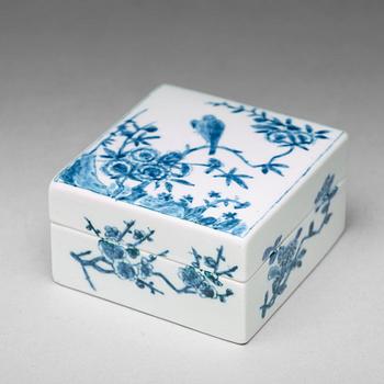 937. A squared blue and white box with cover, Qing dynasty, 18th century.