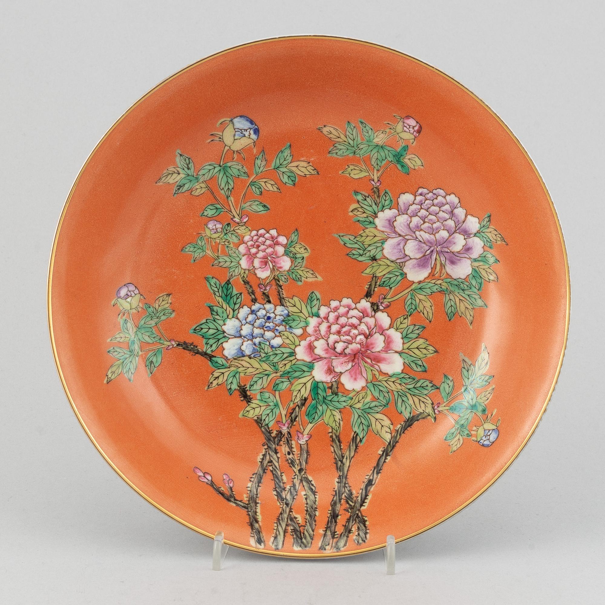 A famille rose dish, second half of the 20th century with Qianlong mark.