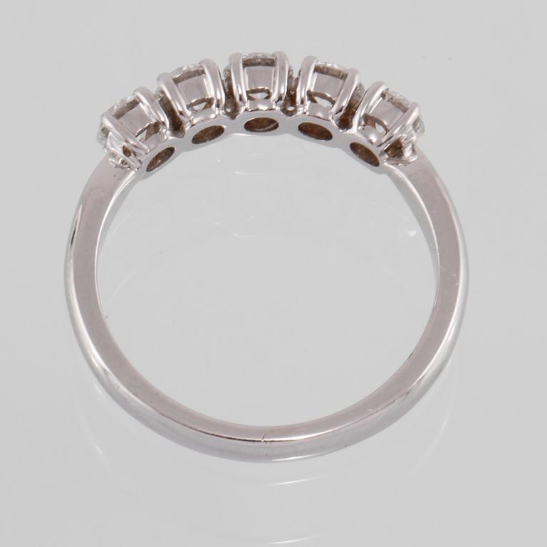 RING, 18k vitguld med 5 briljantslipade diamanter,1.01 ct. Vikt 3,9 g.