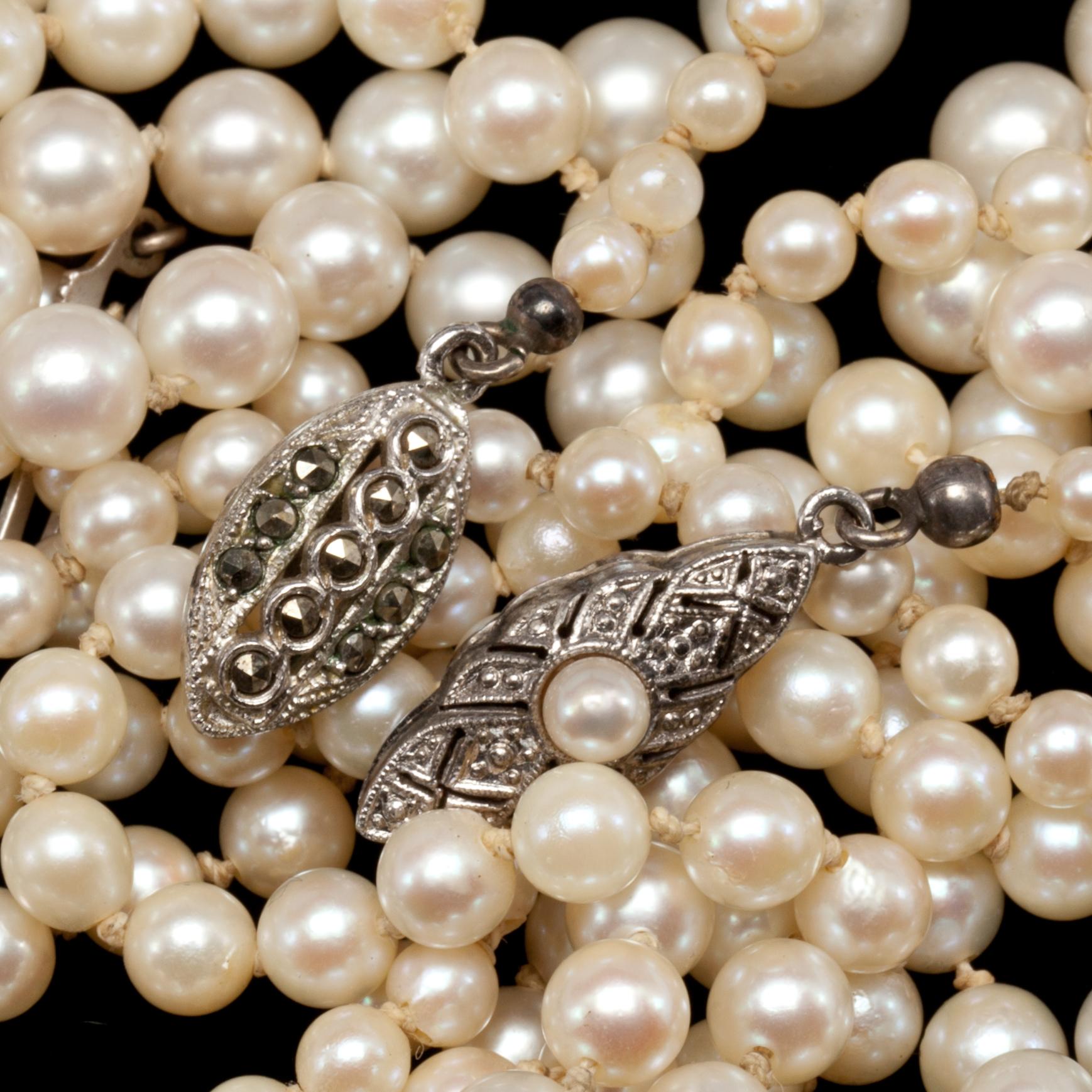 COLLIER, 2 st. Odlade pärlor, med lås i silver. 1900-tal.