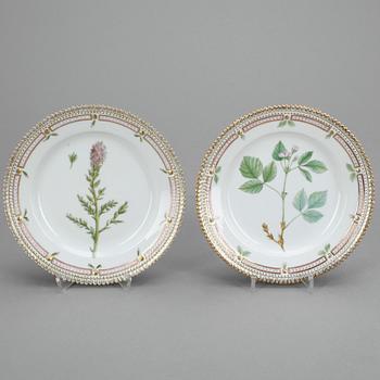 ASSIETTER, 4 stycken, porslin, modell "3573", "Flora Danica", Royal Copenhagen.