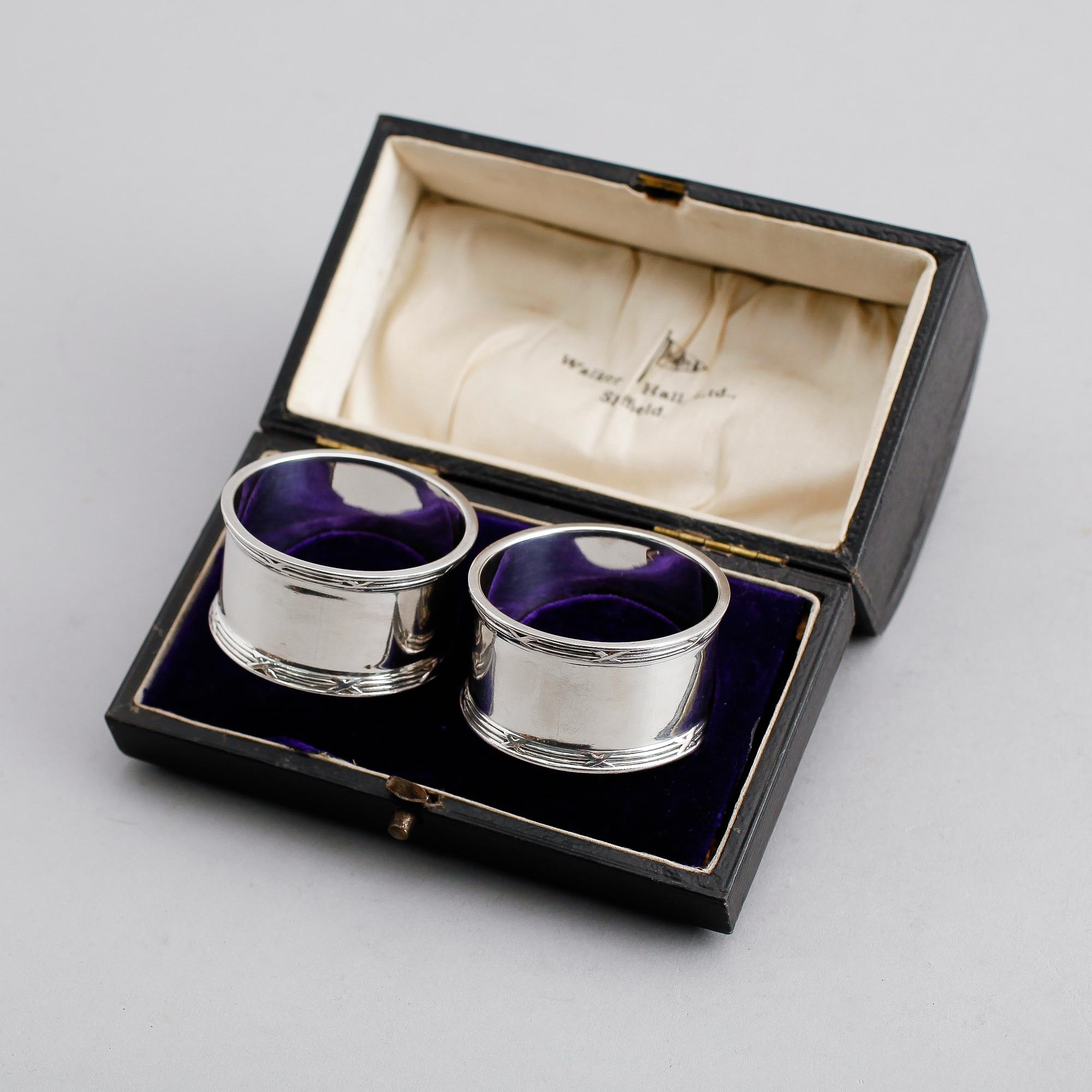 SKÅL SAMT SERVETTRINGAR, 1 par, silver, England 18000-/1900-tal. Vikt ca 219 gram.