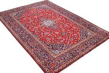 A Kashan carpet, c. 291 x 205 cm.