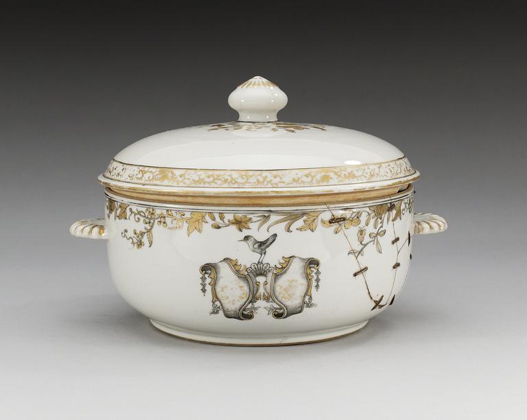 A grisailles armorial tureen with cover, Qing dynasty, Qianlong (1736-95).