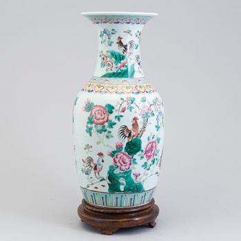 A large Chinese famille rose porcelain vase, Qing dynasty, second half of the 19th century.