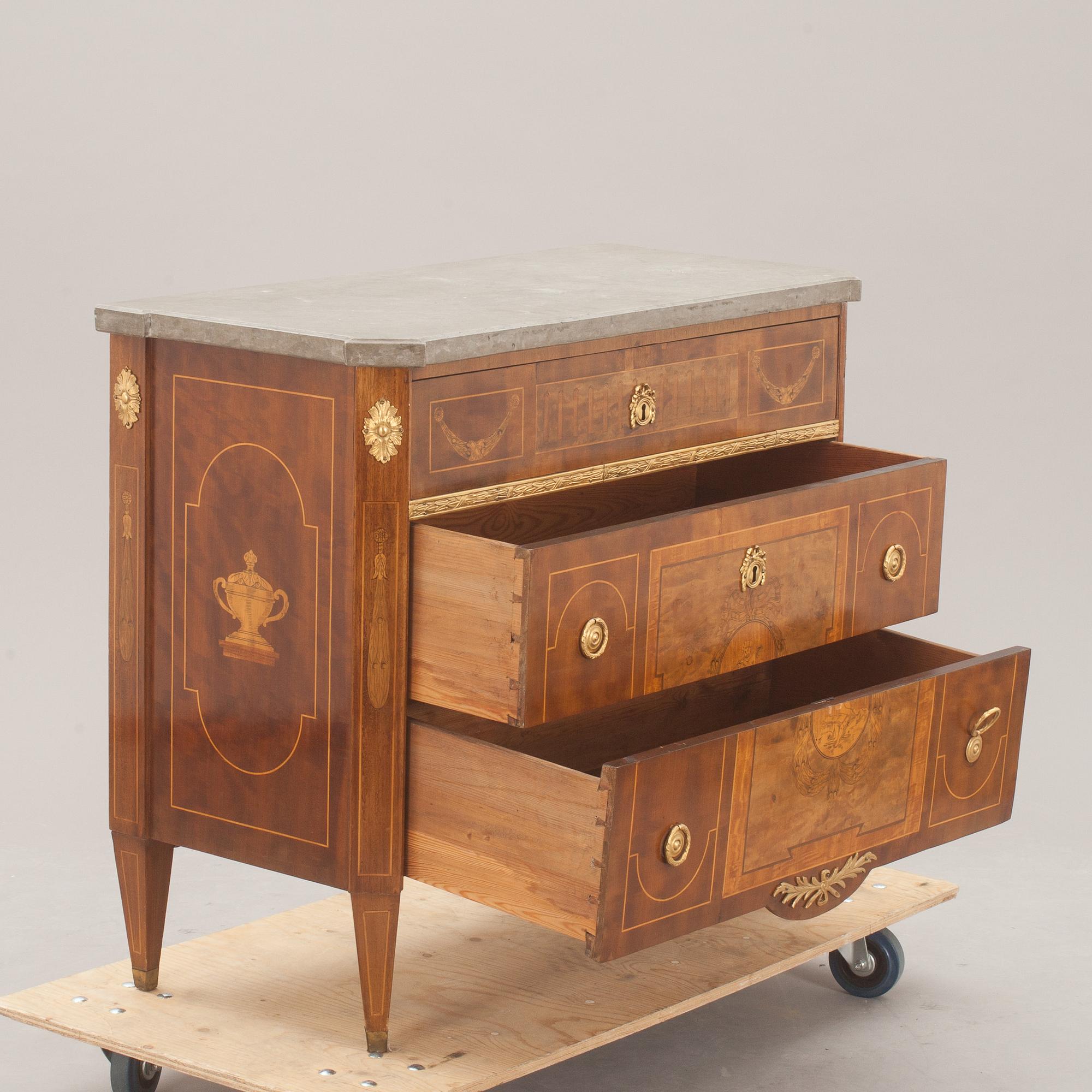 BYRÅ, gustaviansk stil, 1800-tal.