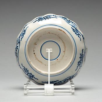 A Japanese famille verte dish, Meiji (1868-1912).