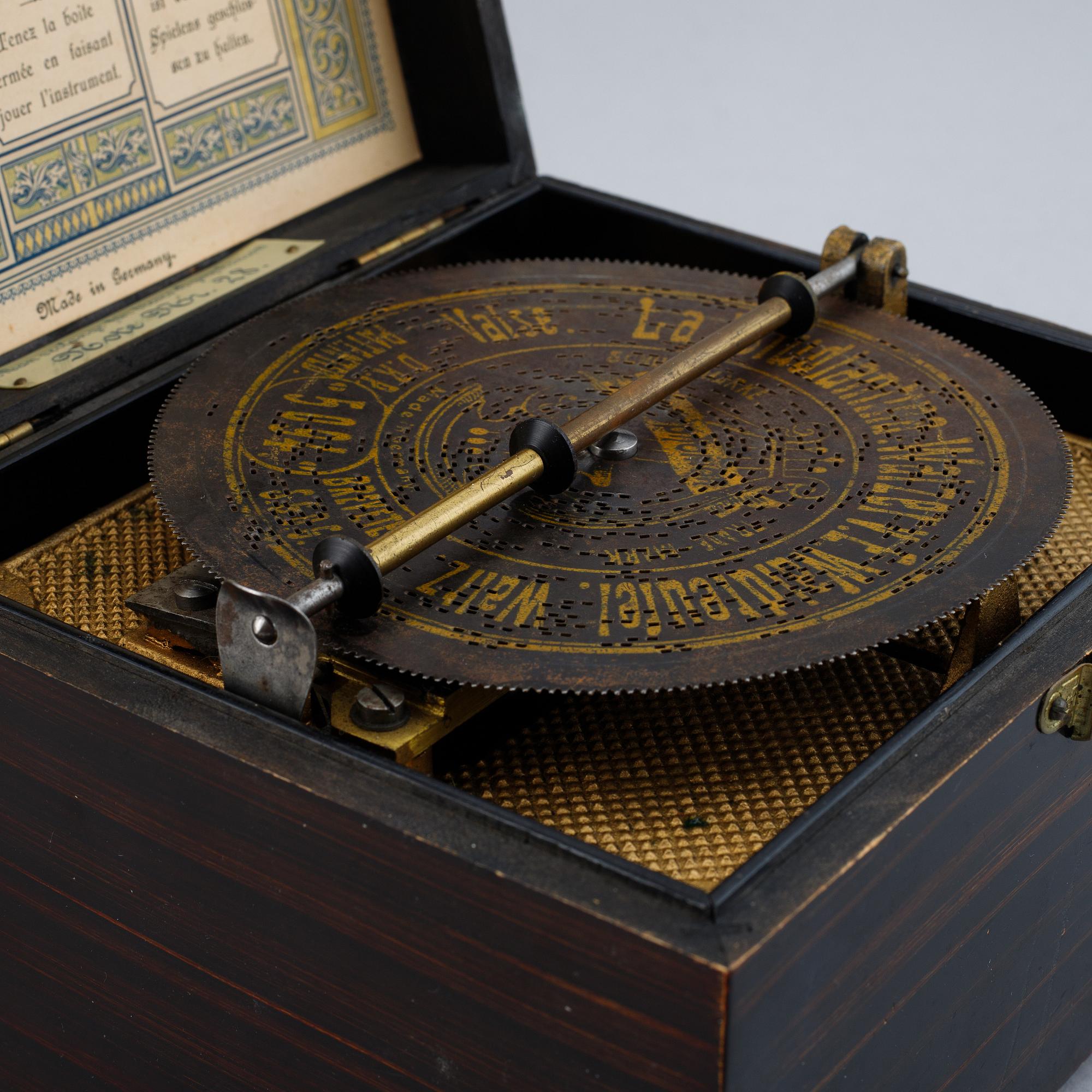 A German music box, Symphonion Simplex. Late 19th century.