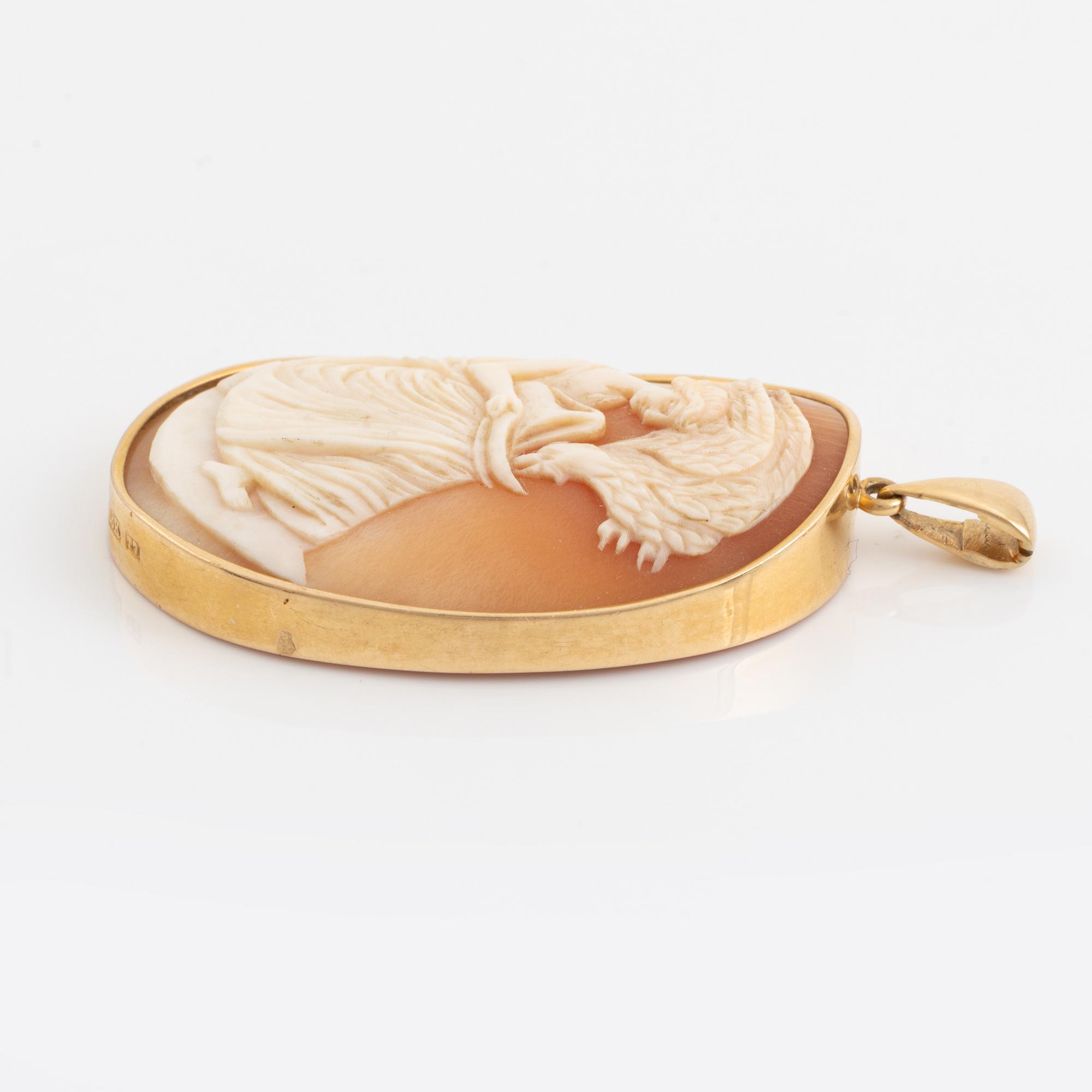 Pendant, 18K gold and shell cameo.