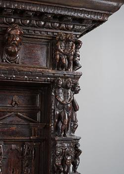 SKÅP, renässansstil, 1800-tal, med äldre delar.