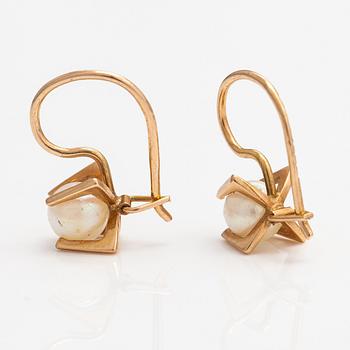 Elis Kauppi, A pair of 14K gold earrings with cultured pearls. Kupittaan kulta, Turku.