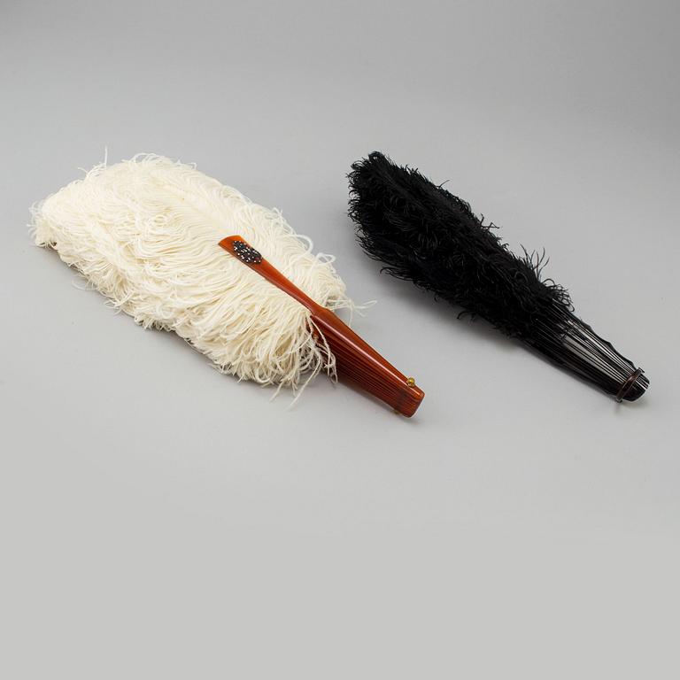 SOLFJÄDRAR, två stycken, struts och sköldpaddsskal. Tidigt 1900-tal.