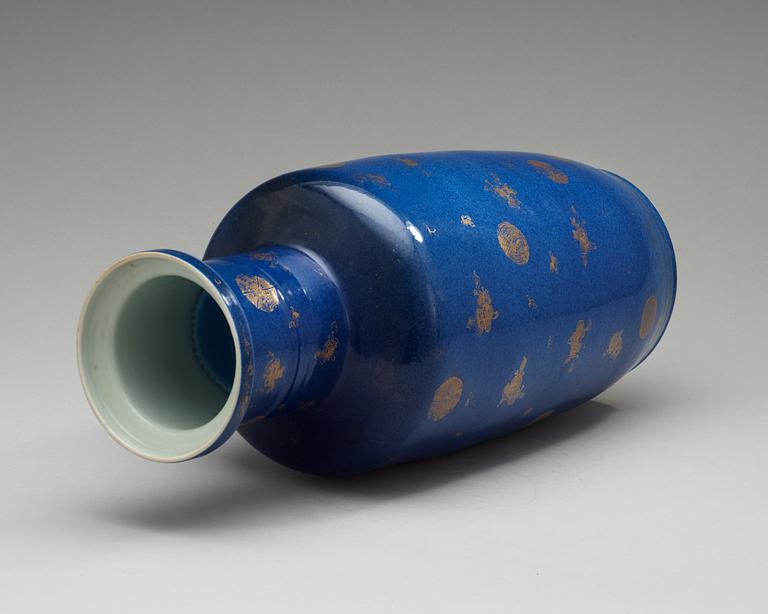 A powder blue vase, Qing dynasty, 19th Century.