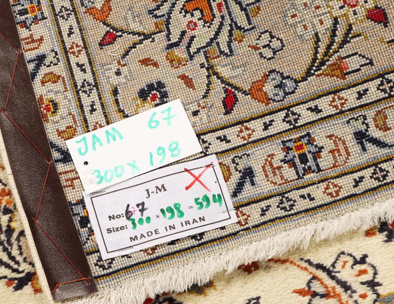 A Kashan carpet, a. 300 x 198 cm.