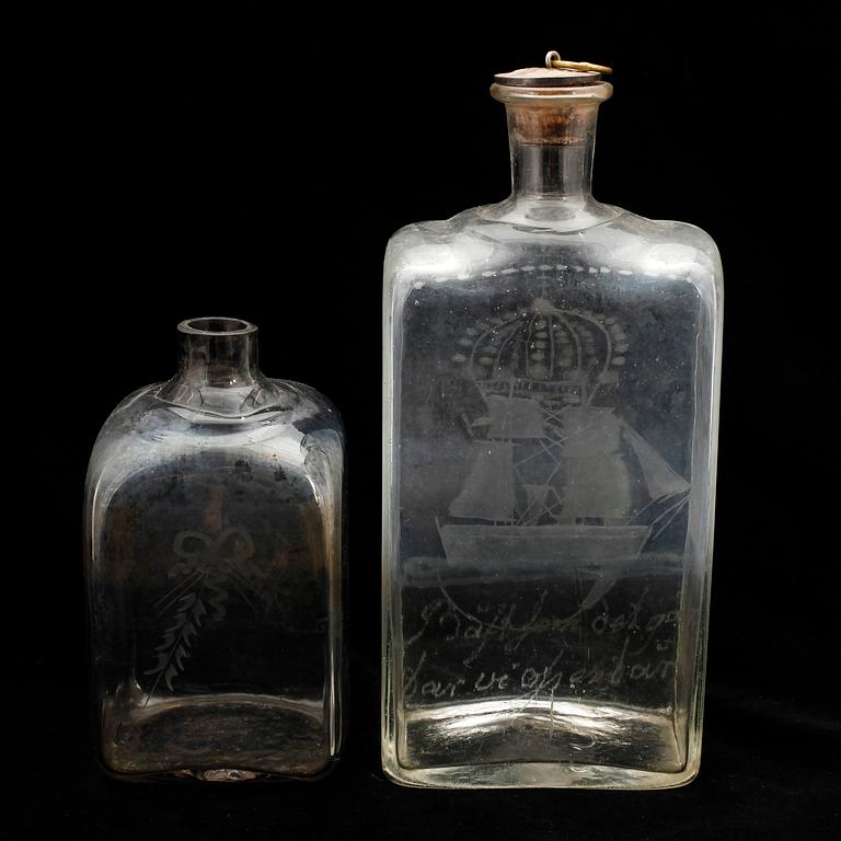 BRÄNNVINSFLASKOR, 2 st, 1800-talets första hälft.