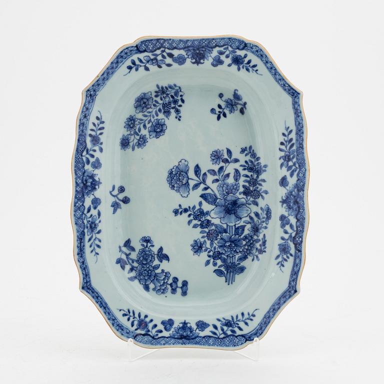 A Chinese porcelain blue and white charger, Qing Dynasty, Qianlong (1736-95).
