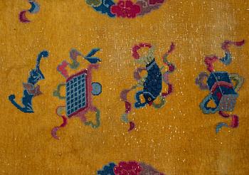 A carpet, semi-antique China, art deco, ca 322,5 x 243-247,5 cm (as well as ca 1-1,5 cm flat weave at the ends).