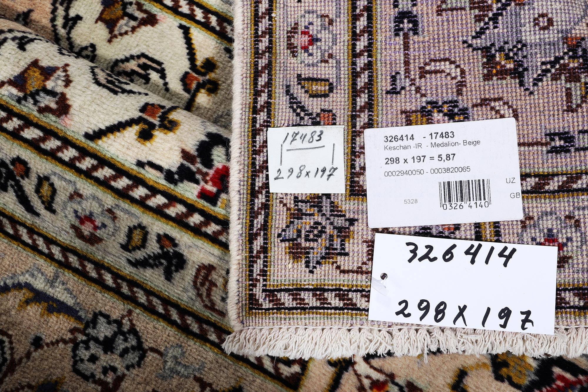 A carpet, Kashan, ca 298 x 197 cm.