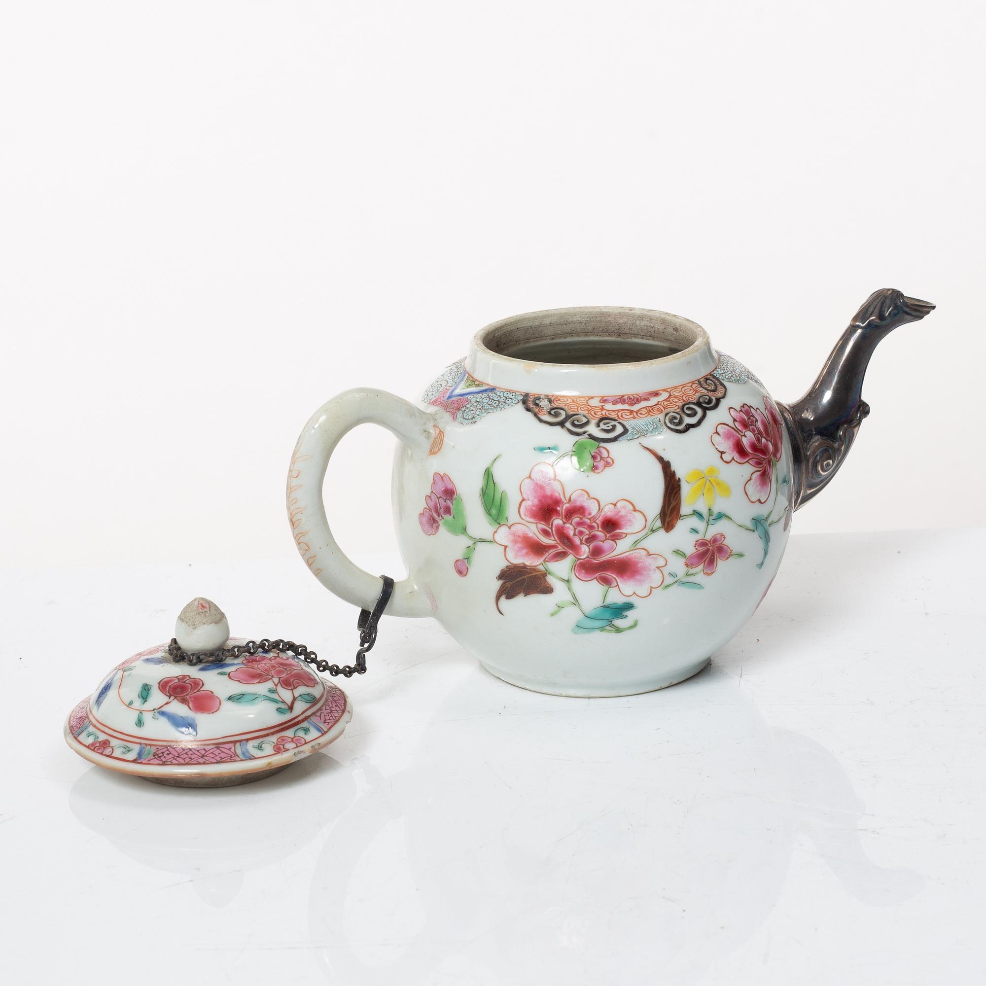 Tekanna med lock och kanna, porslin. Qingdynastin, Qianlong (1736-96).