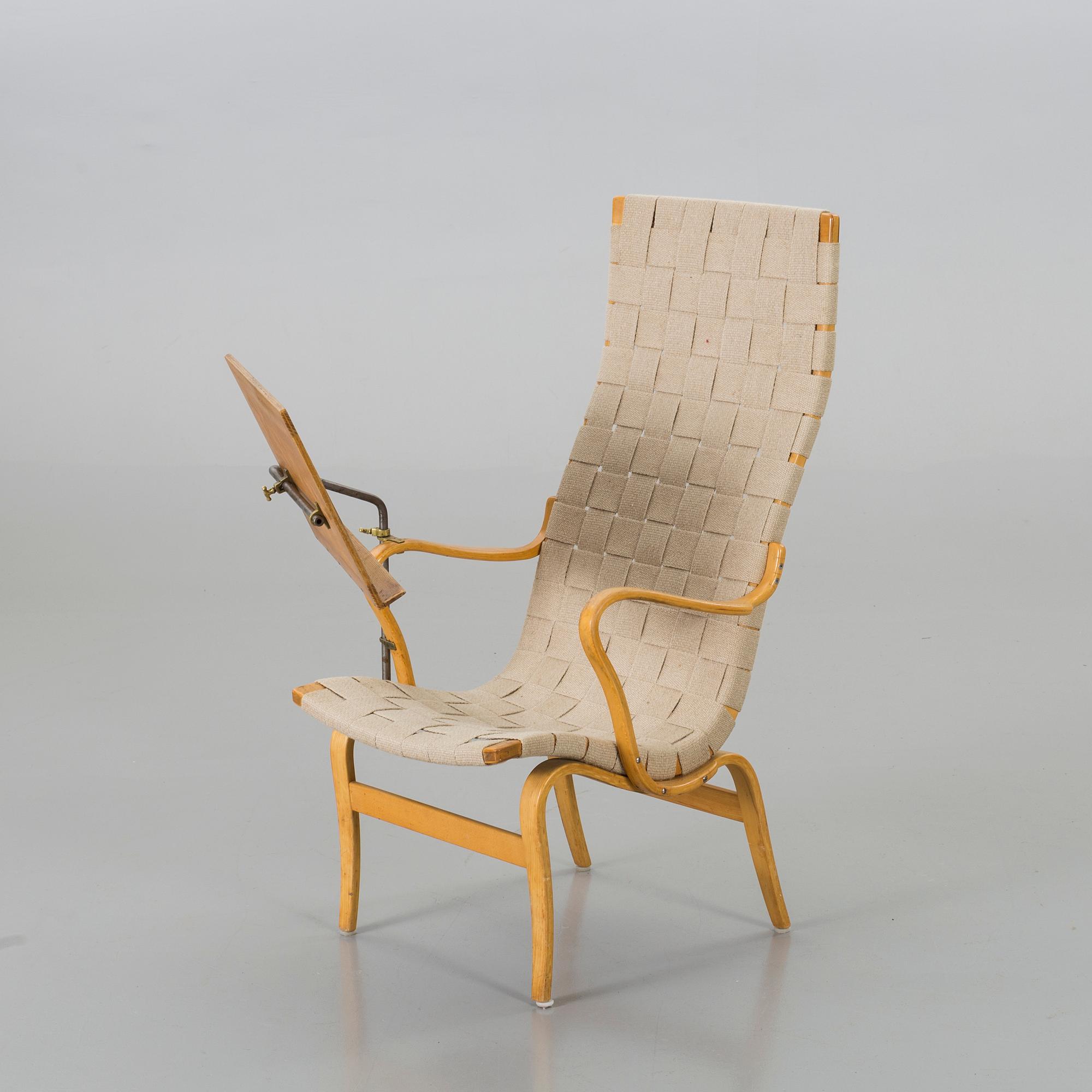 BRUNO MATHSSON - FÅTÖLJ, 'Eva, hög', med läsbord, 1950-60-tal.