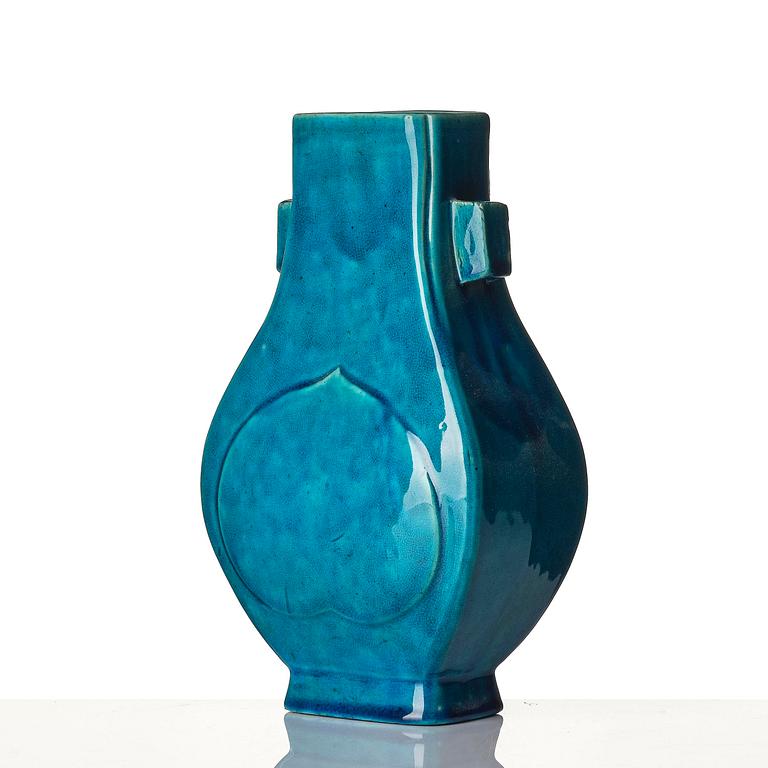 A turquoise glazed vase, Qing dynasty, Kangxi (1662-1722).