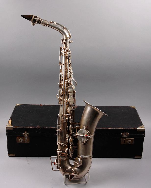 SAXOFON, vitmetall, Clou, troligen Frankrike, 1930-tal.