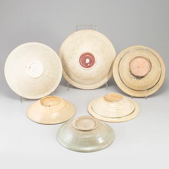 FAT samt SKÅLFAT, sex stycken, keramik. Sydostasien, troligen 1400-, samt 1800-tal.