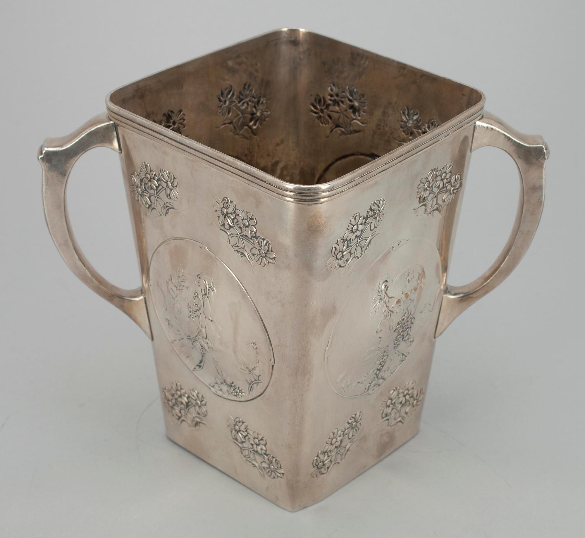 CHAMPAGNEKYLARE, jugend, försilvrad metall, ca 1900.