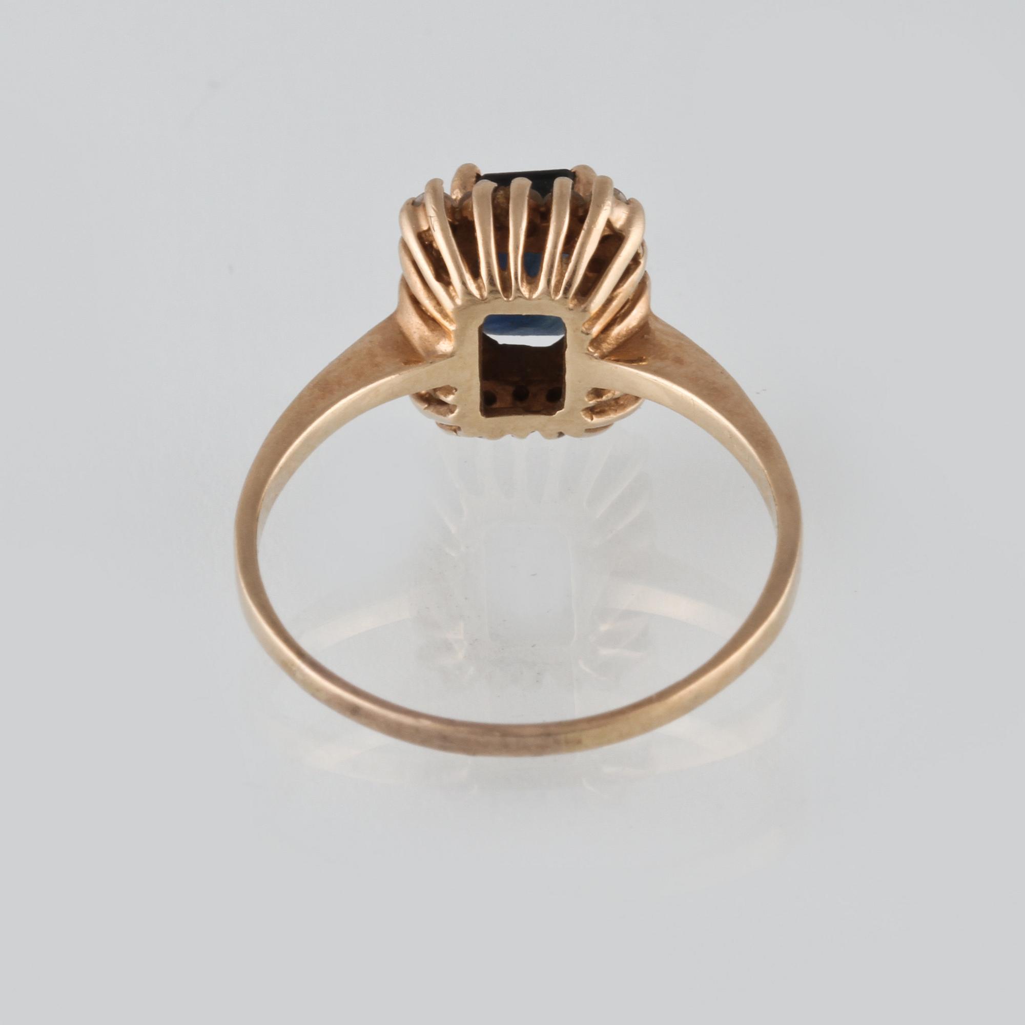 RING, 8K guld, samt blå safir och diamanter. Vikt 2,7 gram.