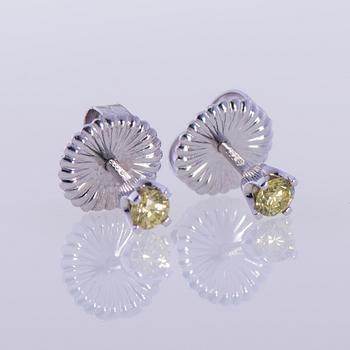 ÖRHÄNGEN, 14K vitguld, naturliga ljusgröna, briljantslipade diamanter tot. 0,36 ct. Vikt 1,7 g.
