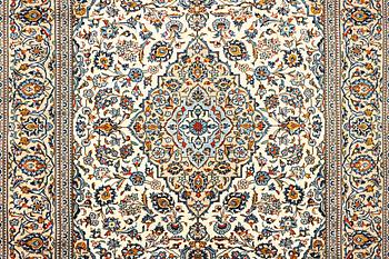 A Kashan carpet, a. 351 x 245 cm.