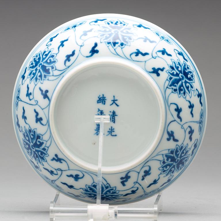 SKÅLFAT, porslin. Qingdynastin, Guangxus märke och period (1874-1908).