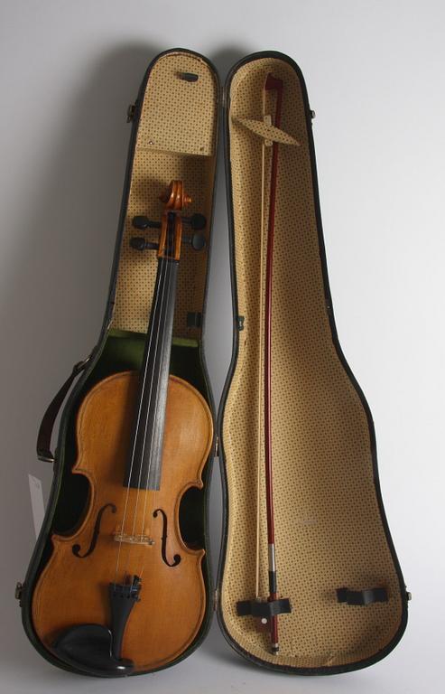 VIOLIN, i låda.