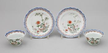 KOPPAR MED FAT, ett par, porslin, Qianlong, Kina 1700-tal.