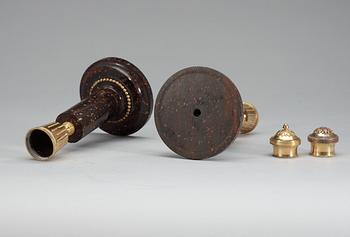 LJUSSTAKAR/CASOLETTER, ett par. Älvdalen, omkring år 1800. Sengustavianska.