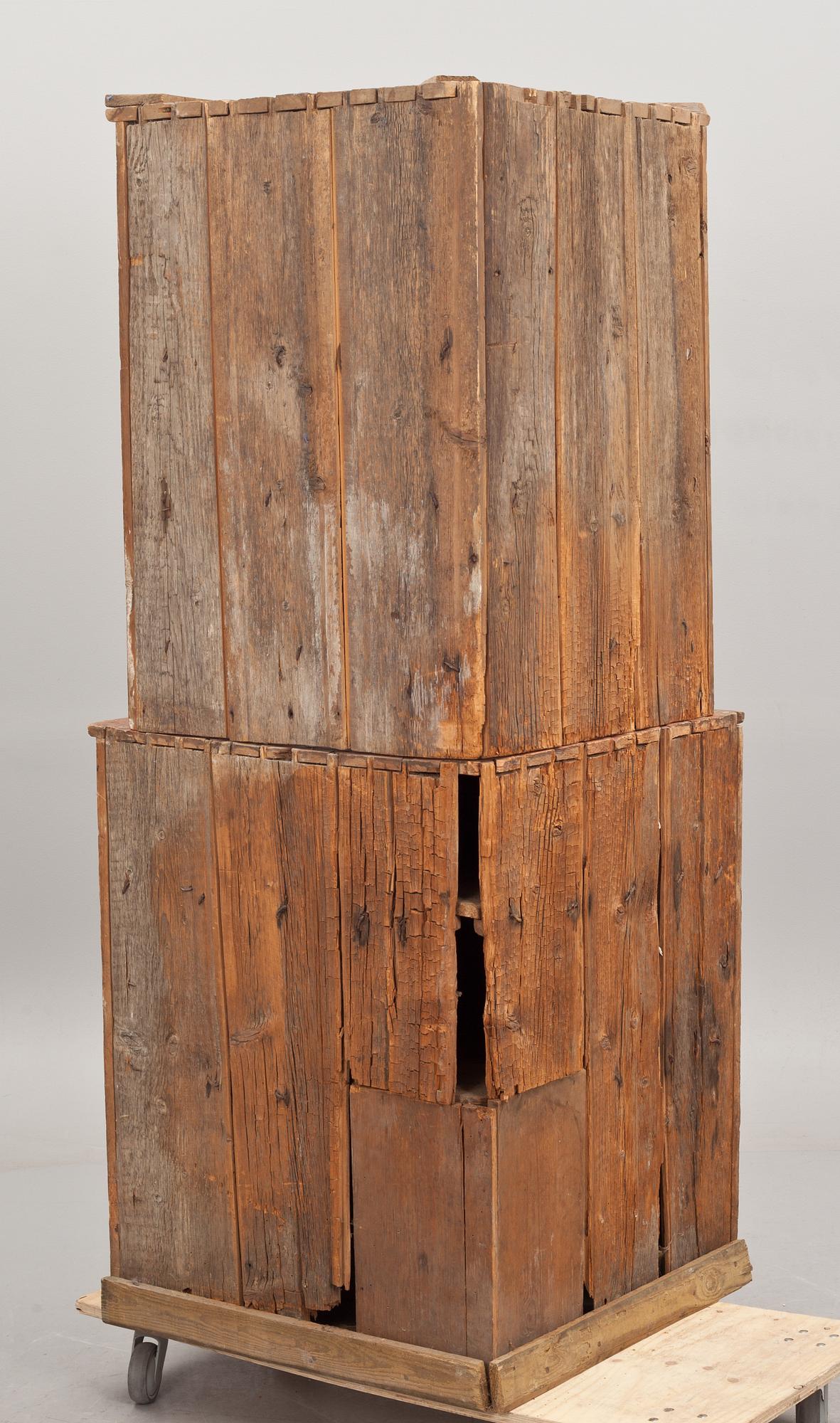 HÖRNSKÅP, allmoge, 1800-tal.