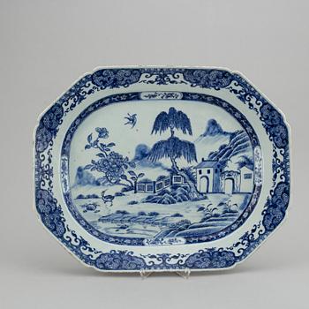 A pair of blue and white plates and a serving dish, Qing dynasty, Qianlong (1736-95).