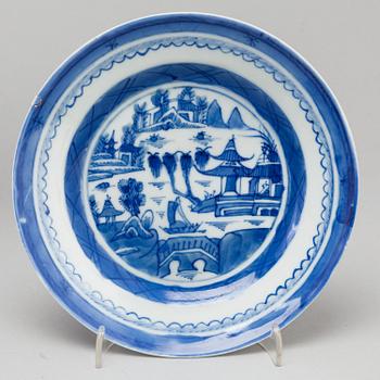 A Qianlong porcelain platter and seven 19th century dishes, Qing dynasty.