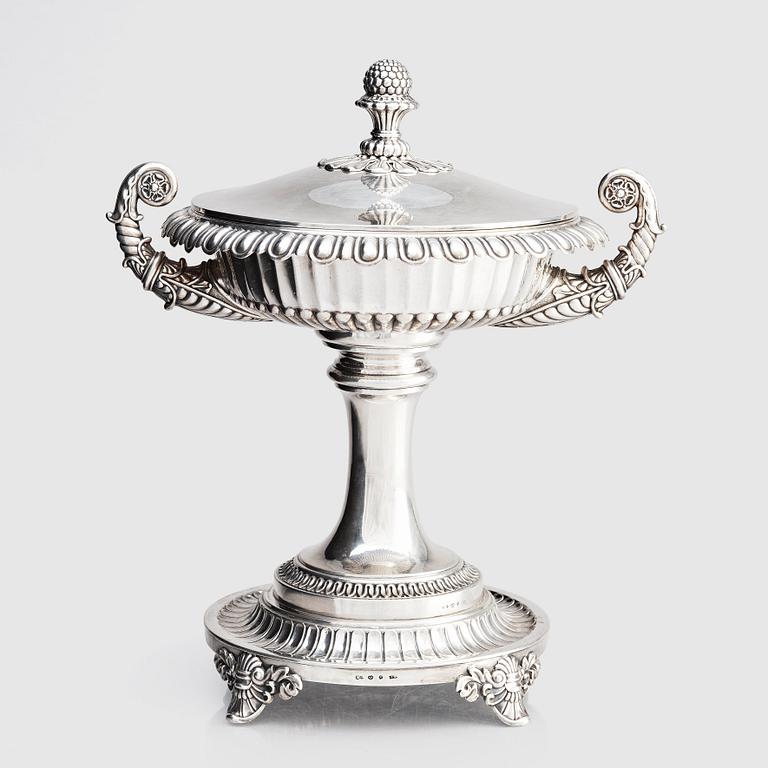 A Swedish Empire silver sugar bowl with lid, mark of Adolf Zethelius Stockholm 1833.