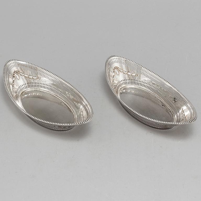 A pair of sterling silver bowls from London, England, 1898. Unidentified maker's marks.