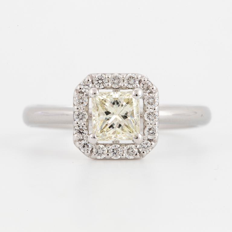 RING, med prinsesslipad diamant och briljanter.