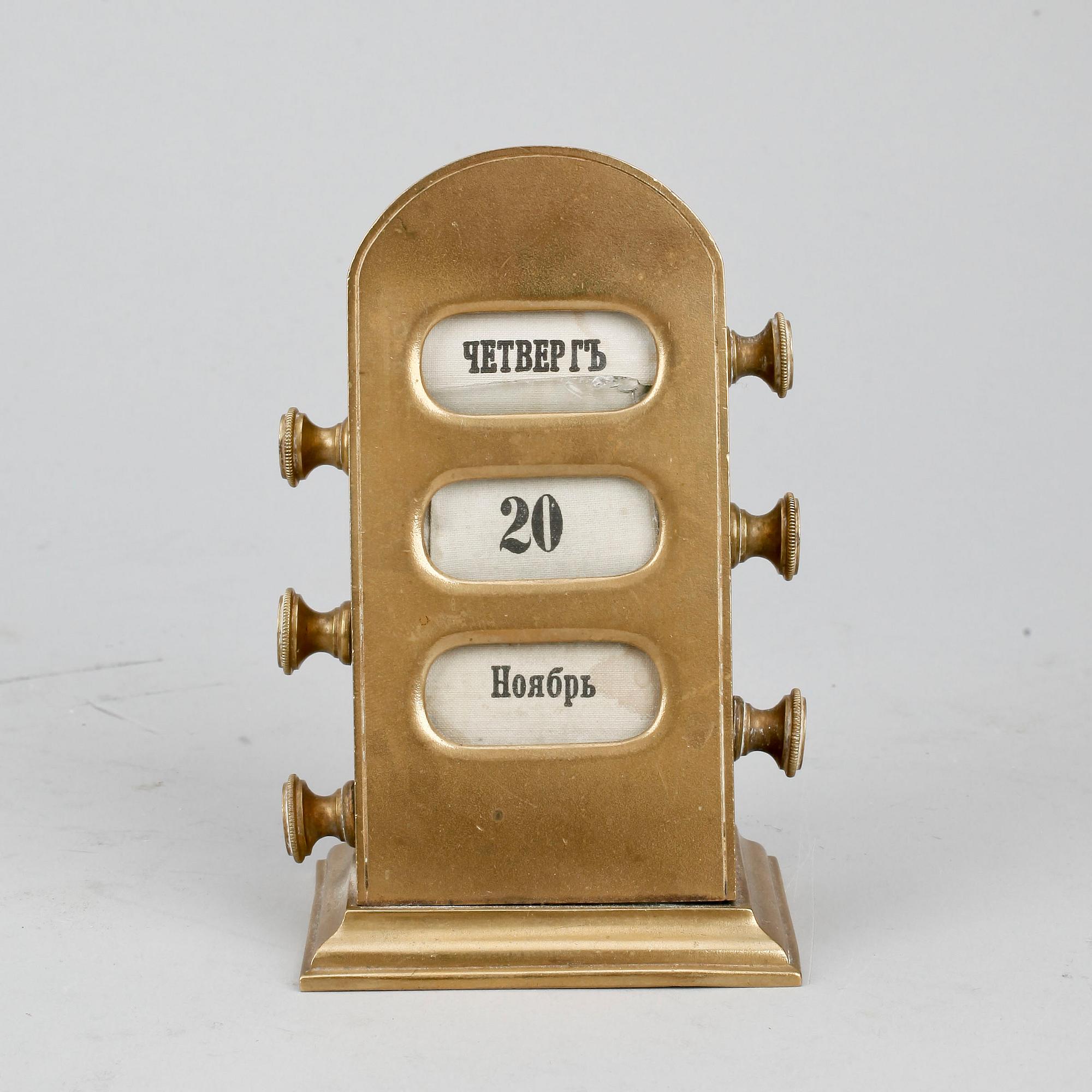 BORDSALMANACKA, mässing, Ryssland, 1900-talets början.