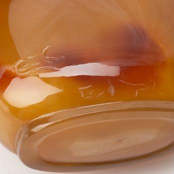 A Chinese agate and nephrite snuffbottle, late Qing dynasty, 19th century.