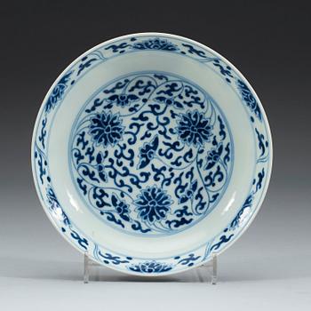 A set of blue and white lotus dishes, Qing dynasty, 19th century with Tongzhis six character mark in underglaze blue.
